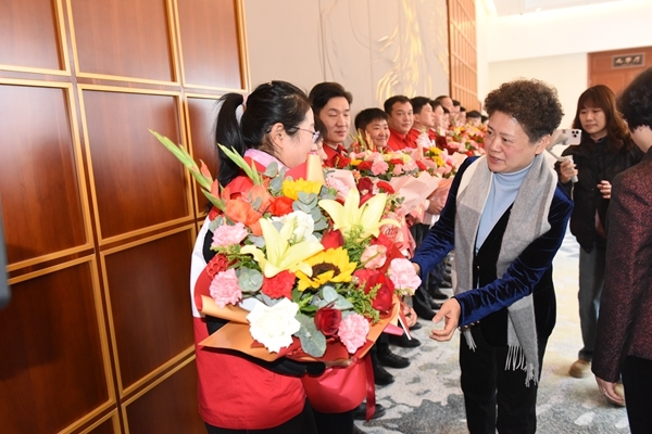 副市长陆晞慰问优秀红十字志愿者2