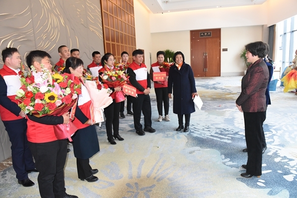 副市长陆晞慰问优秀红十字志愿者3