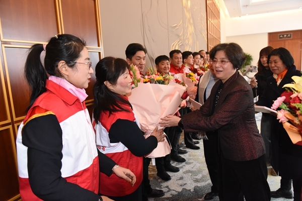 副市长陆晞慰问优秀红十字志愿者6