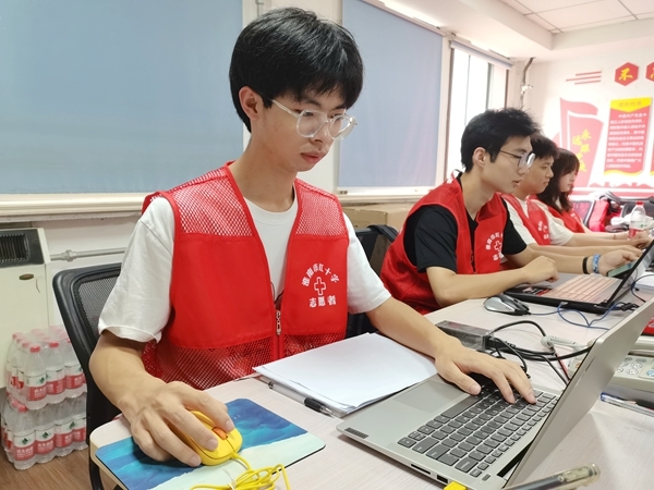 大学生志愿者黄嘉伟薪火相传带头人23