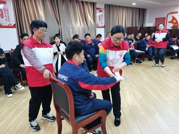 市红十字会为中石化职工再训应急救护3