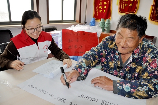 市红十字会和志愿者吊唁告别“义丐”谢海顺10