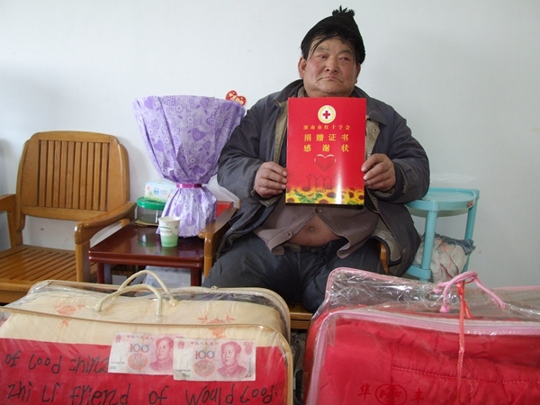 市红十字会和志愿者吊唁告别“义丐”谢海顺14