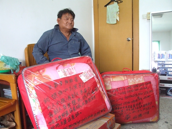 市红十字会和志愿者吊唁告别“义丐”谢海顺16