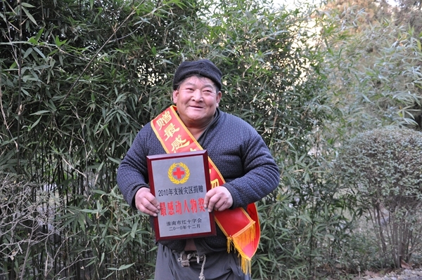 市红十字会和志愿者吊唁告别“义丐”谢海顺17