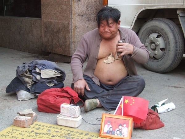 市红十字会和志愿者吊唁告别“义丐”谢海顺2