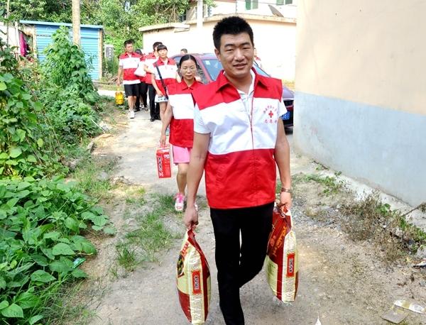 市红十字会和志愿者吊唁告别“义丐”谢海顺22