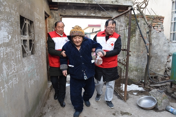 市红十字会和志愿者吊唁告别“义丐”谢海顺23