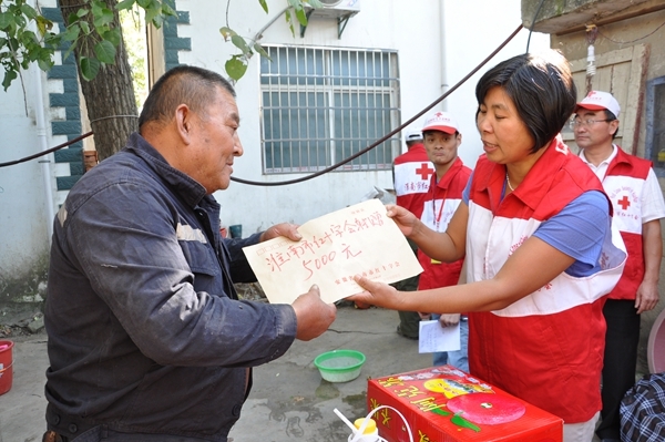 市红十字会和志愿者吊唁告别“义丐”谢海顺34