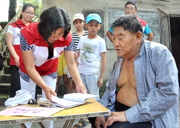 市红十字会和志愿者吊唁告别“义丐”谢海顺48