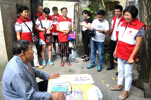 市红十字会和志愿者吊唁告别“义丐”谢海顺49