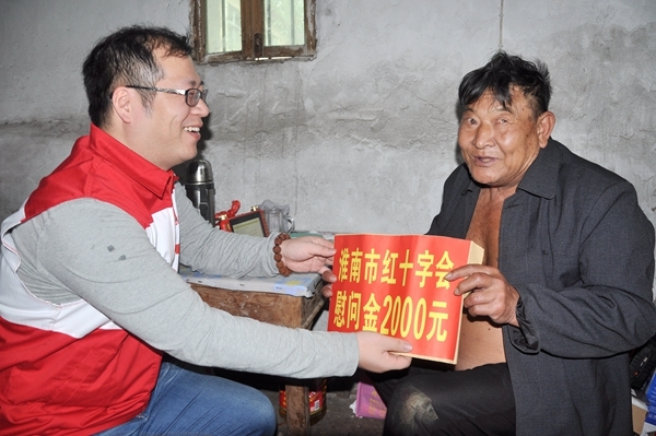 市红十字会和志愿者吊唁告别“义丐”谢海顺56