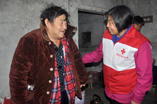 市红十字会和志愿者吊唁告别“义丐”谢海顺57