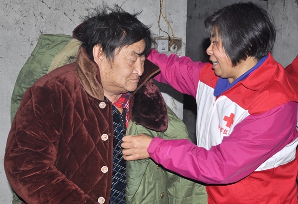 市红十字会和志愿者吊唁告别“义丐”谢海顺58