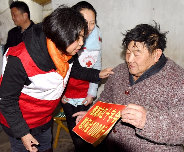 市红十字会和志愿者吊唁告别“义丐”谢海顺61