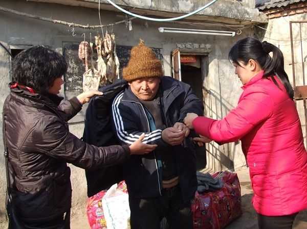 市红十字会和志愿者吊唁告别“义丐”谢海顺66