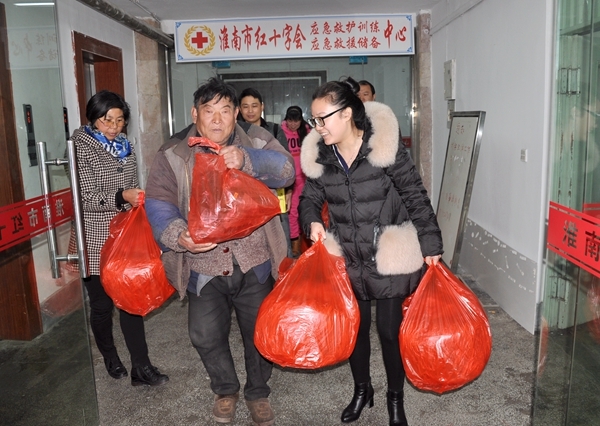 市红十字会和志愿者吊唁告别“义丐”谢海顺7