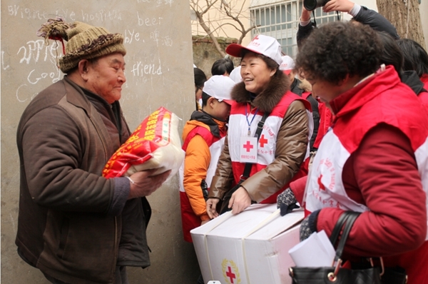 市红十字会和志愿者吊唁告别“义丐”谢海顺73