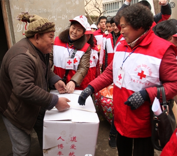 市红十字会和志愿者吊唁告别“义丐”谢海顺74