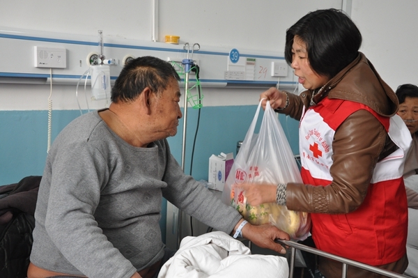 市红十字会和志愿者吊唁告别“义丐”谢海顺75