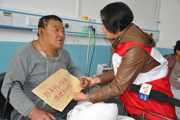 市红十字会和志愿者吊唁告别“义丐”谢海顺76