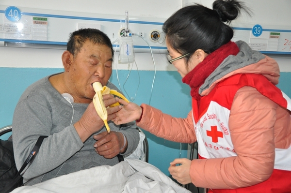 市红十字会和志愿者吊唁告别“义丐”谢海顺77