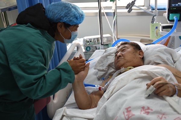 市红十字会和志愿者吊唁告别“义丐”谢海顺78