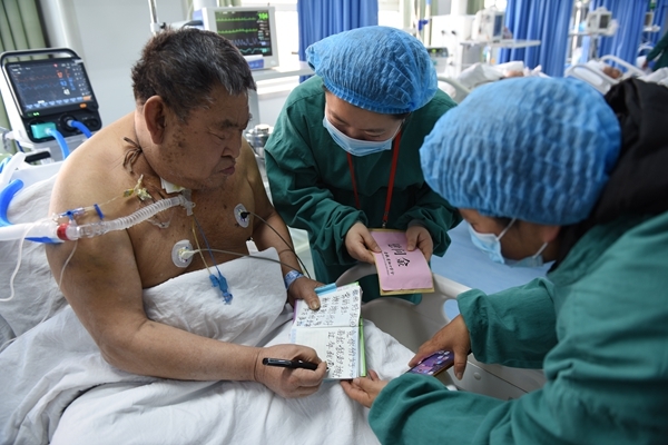 市红十字会和志愿者吊唁告别“义丐”谢海顺79