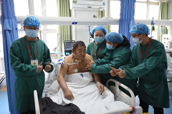市红十字会和志愿者吊唁告别“义丐”谢海顺80