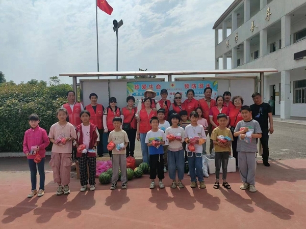 “淮小红”为“孤老”“留小”同过六一13