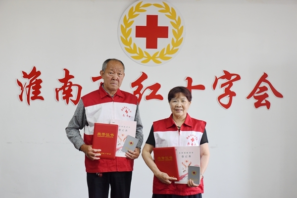 这位热心大妈又动员来两位志友1