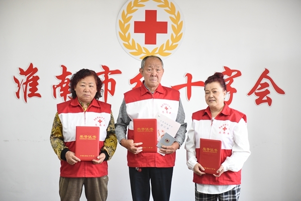 这位热心大妈又动员来两位志友3