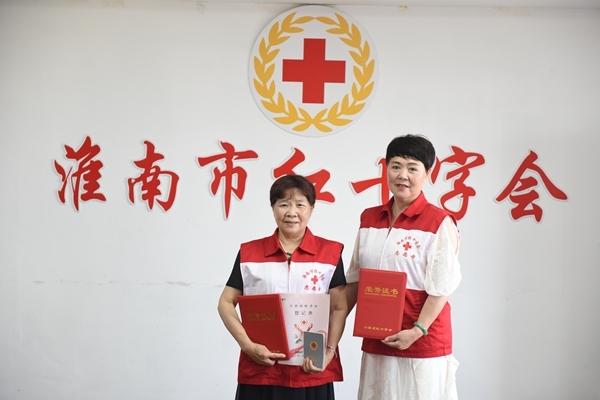 这位热心大妈又动员来两位志友5