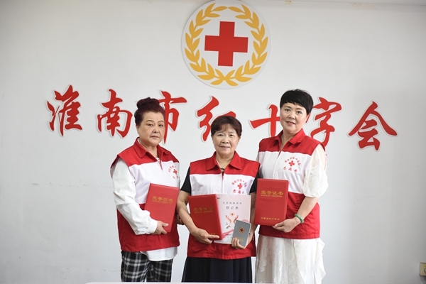这位热心大妈又动员来两位志友6