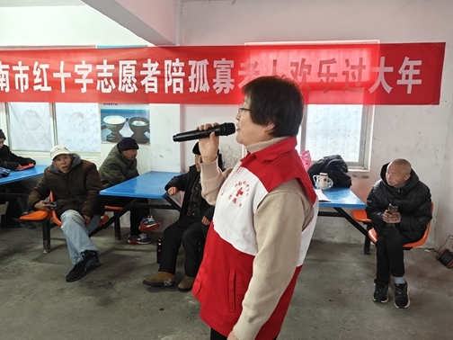 “淮小红”陪孤寡老人欢乐过大年10