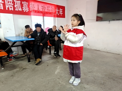 “淮小红”陪孤寡老人欢乐过大年26
