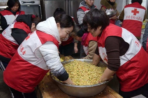 “淮小红”陪孤寡老人欢乐过大年31