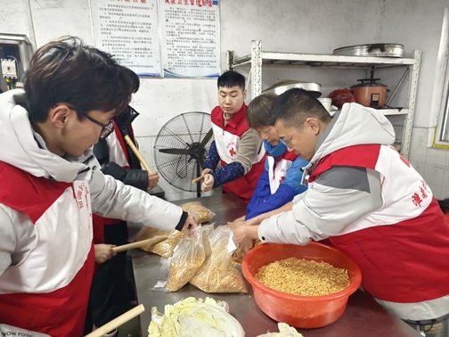 “淮小红”陪孤寡老人欢乐过大年33
