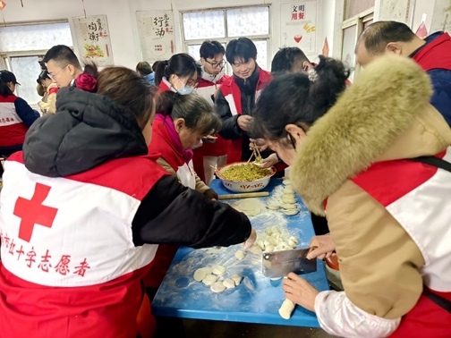 “淮小红”陪孤寡老人欢乐过大年37