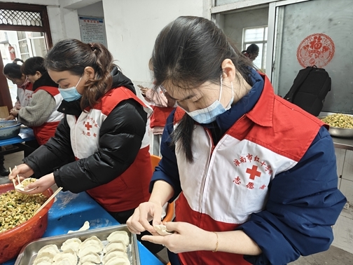 “淮小红”陪孤寡老人欢乐过大年42