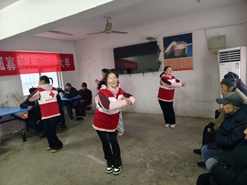 “淮小红”陪孤寡老人欢乐过大年5