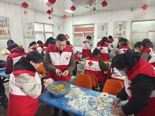 “淮小红”陪孤寡老人欢乐过大年6