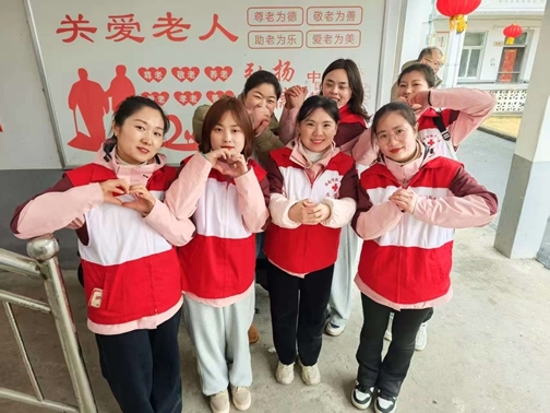 “淮小红”陪孤寡老人欢乐过大年8