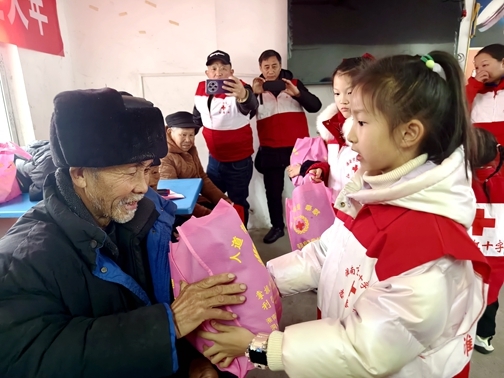 “淮小红”陪孤寡老人欢乐过大年13
