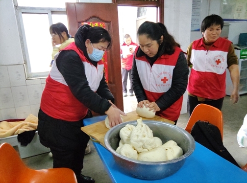 “淮小红”陪孤寡老人欢乐过大年27