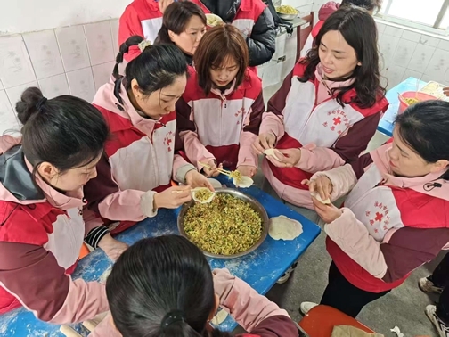 “淮小红”陪孤寡老人欢乐过大年28