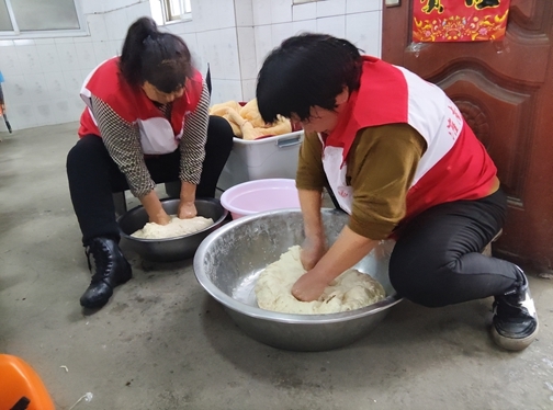 “淮小红”陪孤寡老人欢乐过大年29