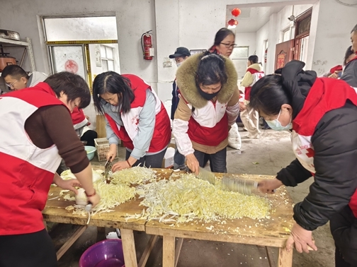“淮小红”陪孤寡老人欢乐过大年34
