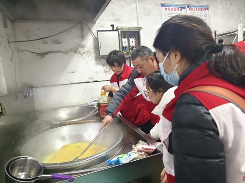 “淮小红”陪孤寡老人欢乐过大年35