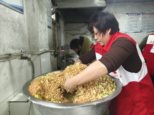“淮小红”陪孤寡老人欢乐过大年36